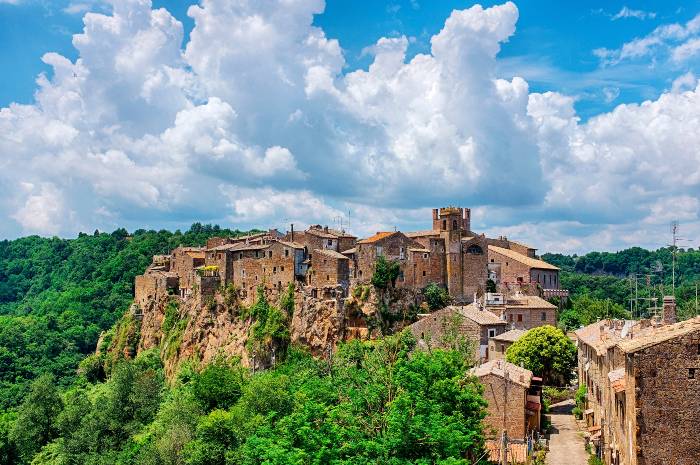 Calcata è senza dubbio uno dei borghi più celebri e vicino Roma da vedere in estate 