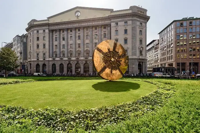 Il Grande Disco, opera dello scultore italiano Arnaldo Pomodoro 