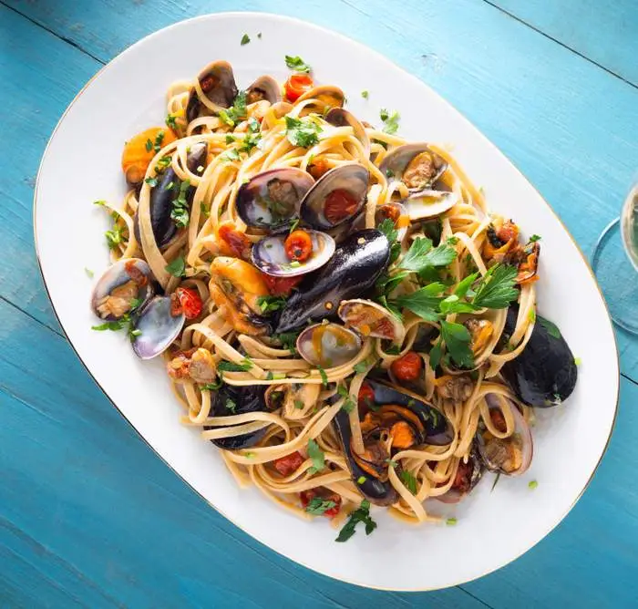 linguine con vongole per un menù della domenica d'estate facile e gustoso