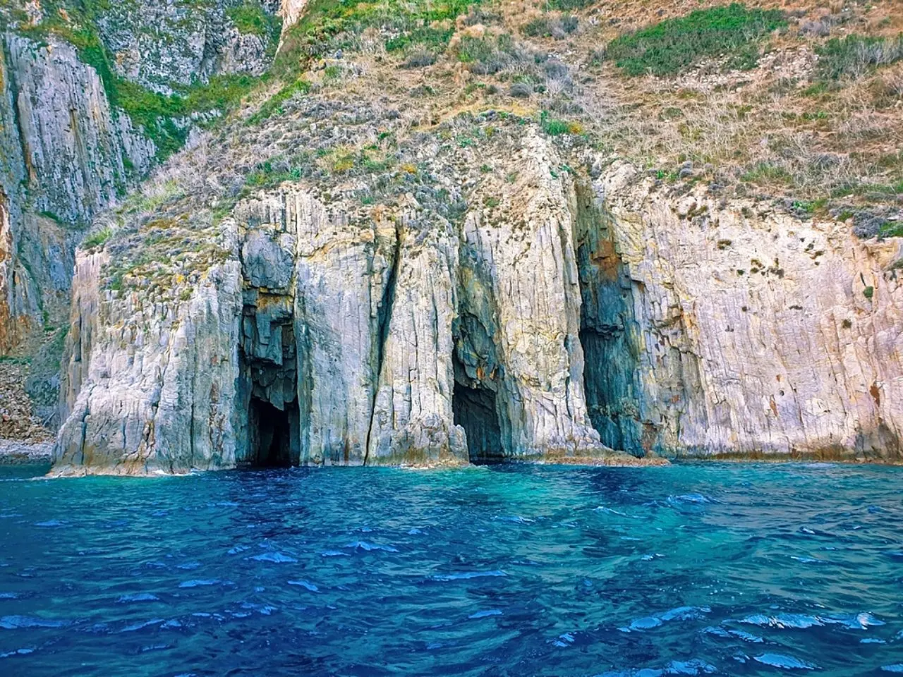 le grotte di Palmarola