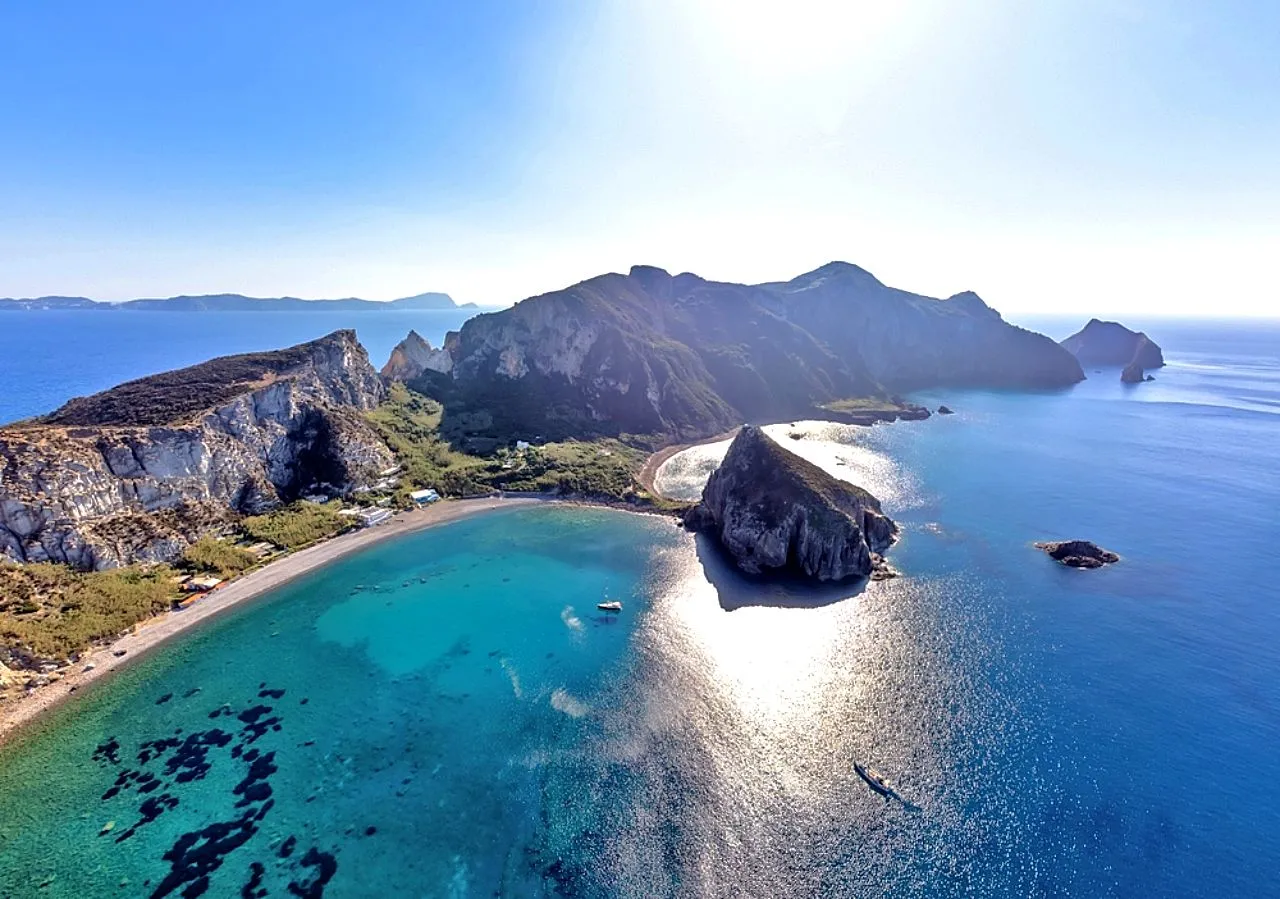 Palmarola dall'alto: il mare caraibico lo trovi anche vicino Roma