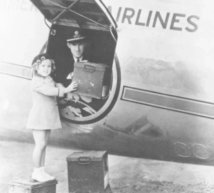 Shirley Temple accanto a un volo Pan Am alla fine degli anni Trenta - Foto dall'Arkansas Aviation Historical Society