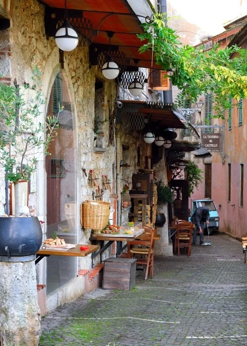 tra i migliori ristoranti per motociclisti biker: La taverna del castello a Fiuggi