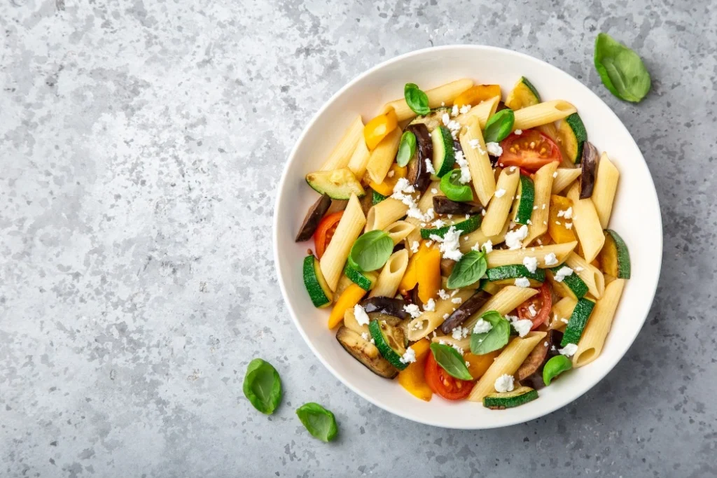 Pasta fredda con zucchine grigliate e feta