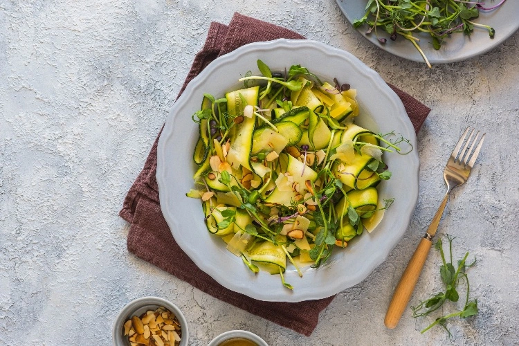 Insalata di zucchine crude con parmigiano e mandorle