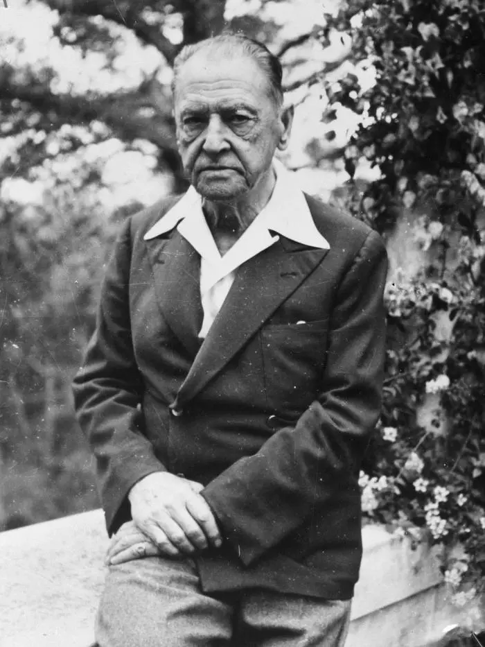 tra gli artisti celebri della Costa Azzurra, lo scrittore inglese William Somerset Maugham