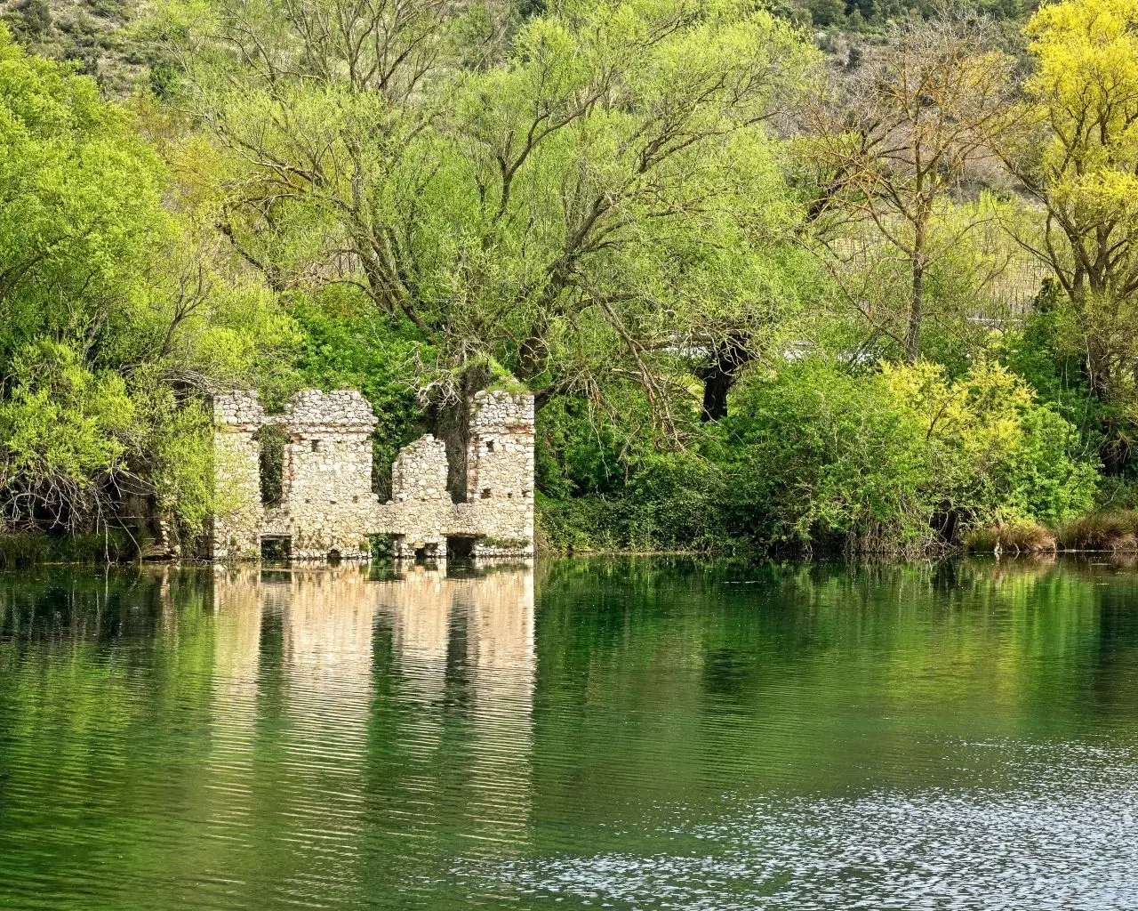 Lago di Capodacqua rovine