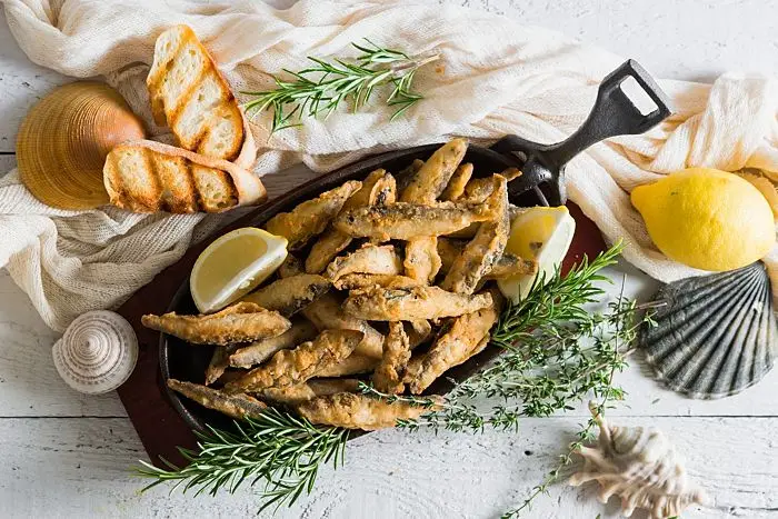ricette e piatti a base di pesce per l'estate: alici impanate