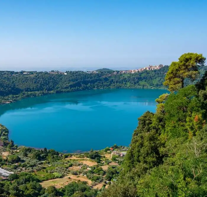 Tra i laghi nel Lazio da visitare in estate e fare il bagno: Lago di Nemi