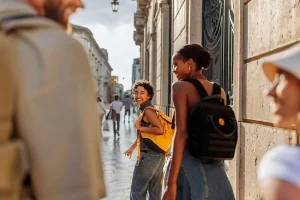 Trend di viaggio estate 2025: vacanze esperienziali e boom di prenotazioni anticipate