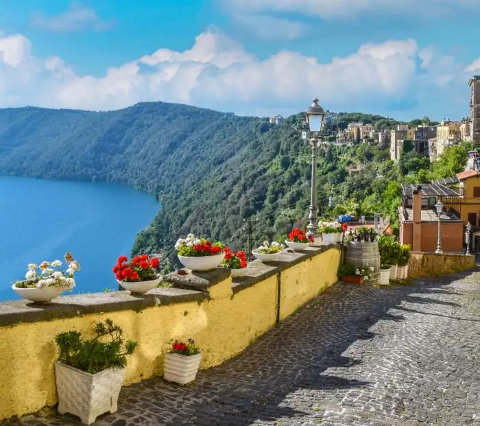 Tra i laghi nel Lazio da visitare in estate e fare il bagno: Lago di Albano