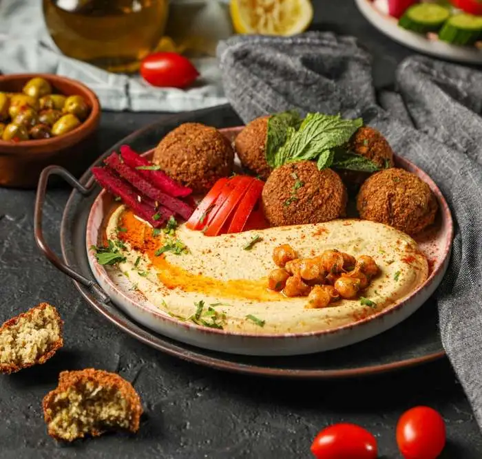 Falafel-e-hummus_-piatti-freschi-etnici_shutterstock_by_Hashem-Issam-Alshanableh