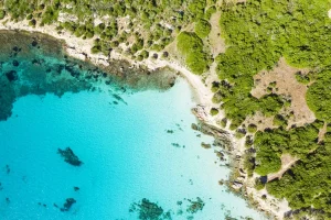 Spiaggia di Cala Sabina nel Golfo Aranci, tra mare e natura un gioiello da scoprire in treno