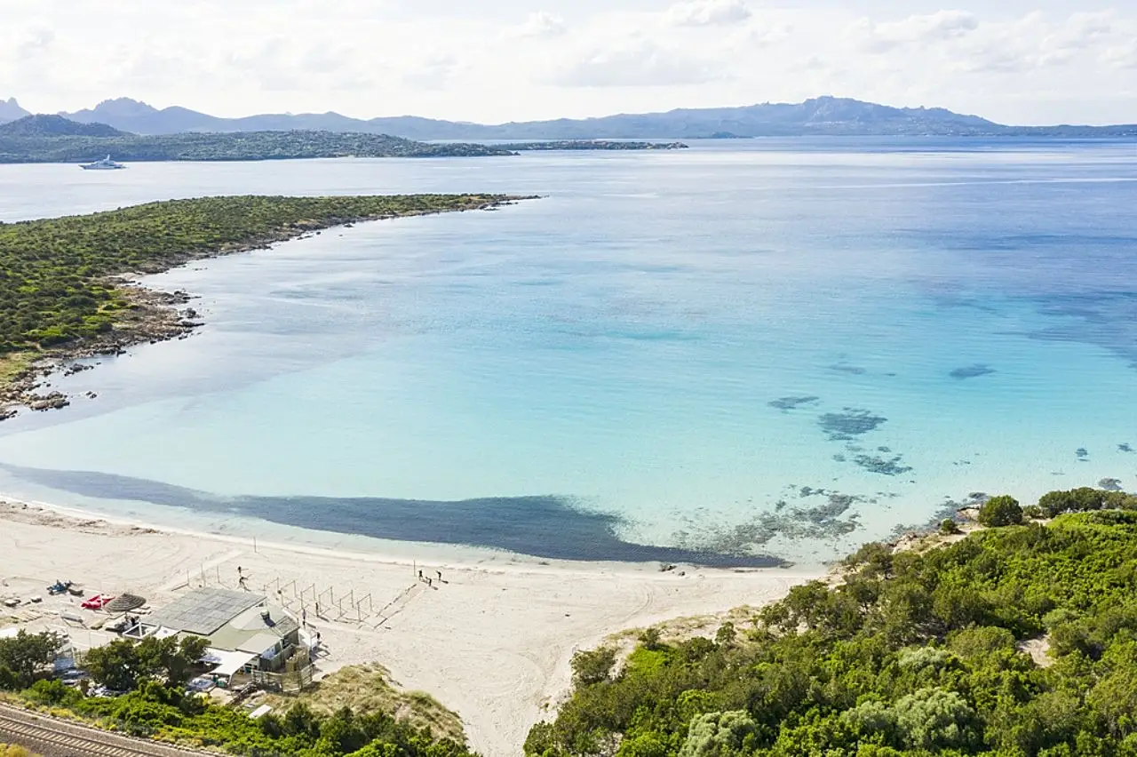 spiaggia in sardegna cala sabina golfo degli aranci spiaggia in sardegna cala sabina golfo degli aranci