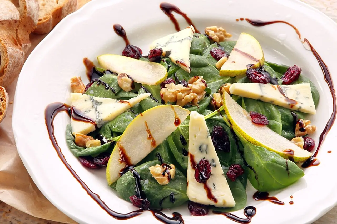Insalata rustica con pere, noci e gorgonzola