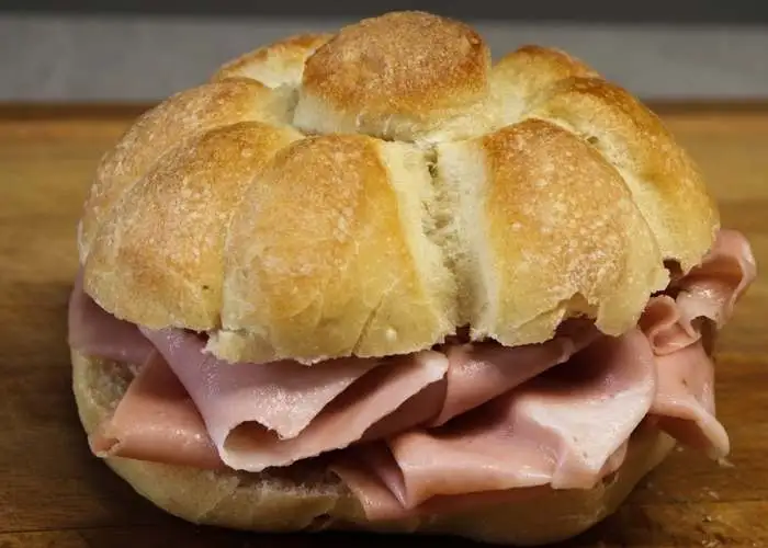 Tra i panini farciti per l’estate: rosetta panino e mortadella