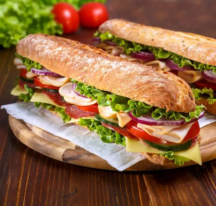 Tra i panini farciti per l’estate: baguette affettato e verdura