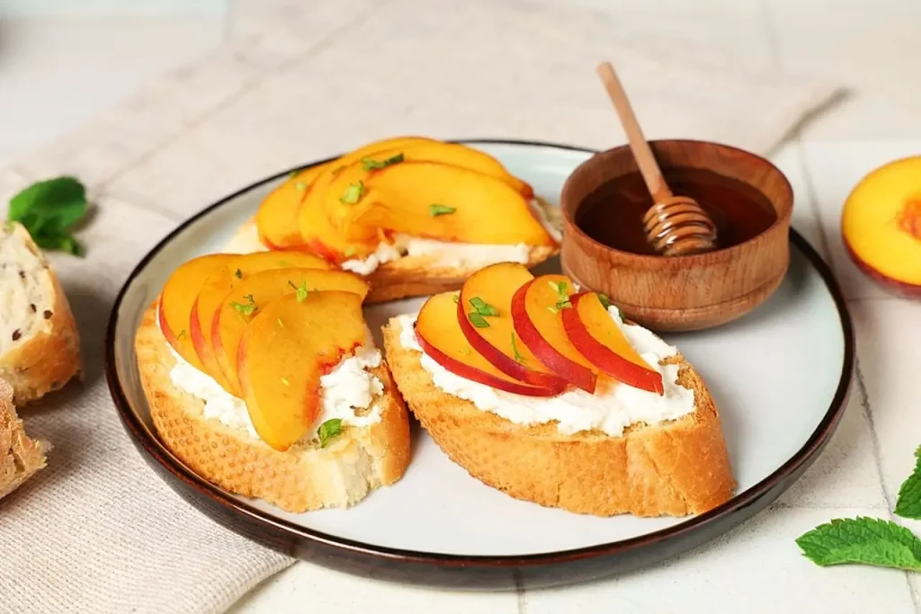 Tra i panini farciti per l’estate: un panino dolce-salato con pesche miele e ricotta