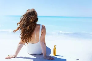 Come curare i capelli dopo una giornata di sole o di mare