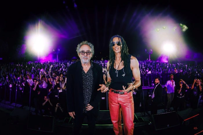 Tim Burton e Ghali all'evento di presentazione di Mercoledì 2 a Roma