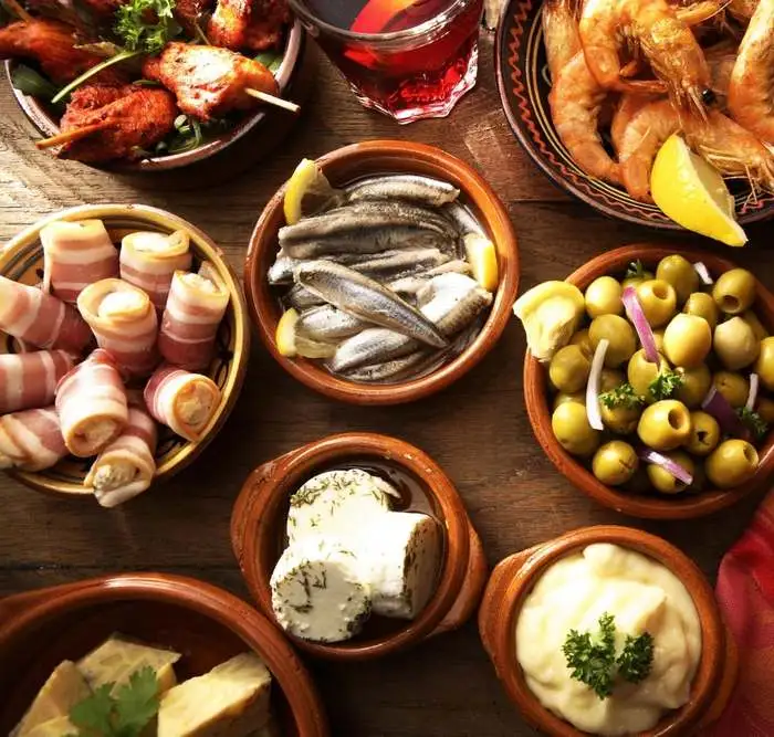 Tavola-con-tapas_shutterstock_by_Floortje