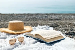 Tre libri per l'estate, i nostri consigli di lettura al mare per agosto 2025