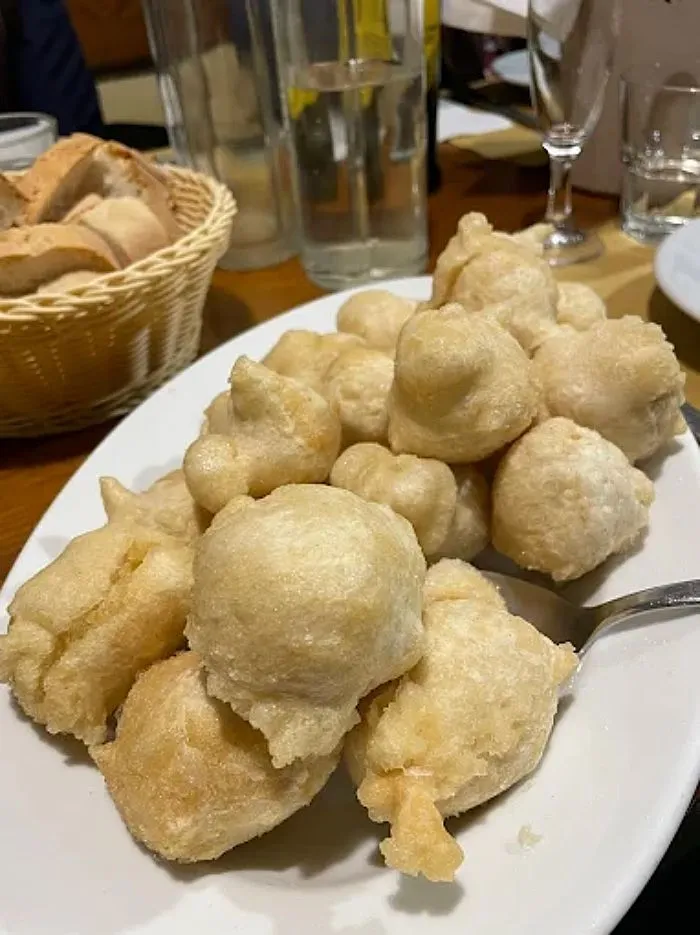 Cosa mangiare a Firenze street food: coccoli fiorentini