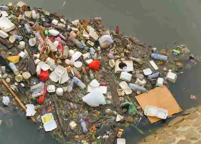 Come ridurre la plastica vita quotidiana - rifiuti di plastica in acqua