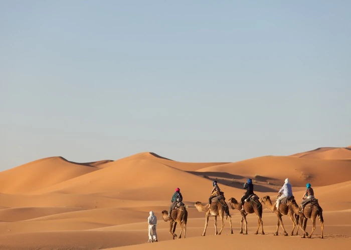 Turisti tra le dune di Merzouga, Marocco
