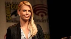 Charlize Theron compie 50 anni: i 5 film che hanno segnato la sua carriera