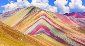 Vinicunca, la Montagna Arcobaleno del Perù: il miracolo colorato nascosto tra le Ande