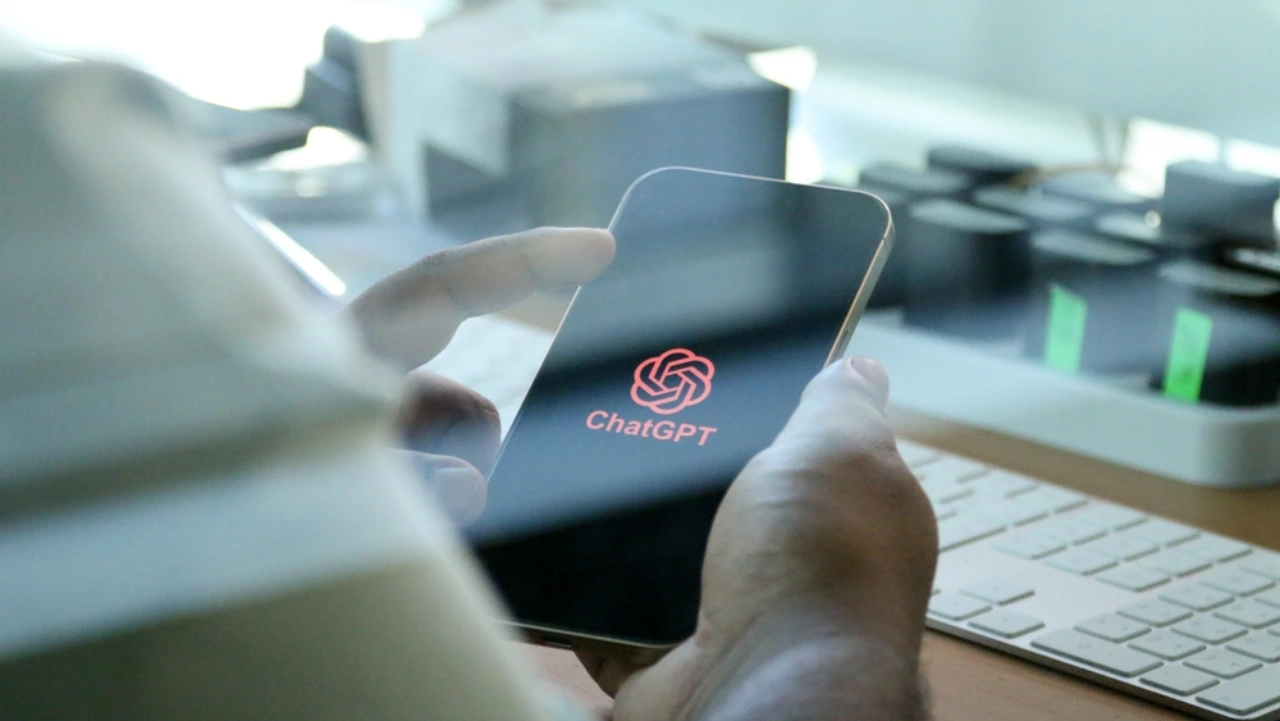 GPT-5 - ChatGPT su smartphone