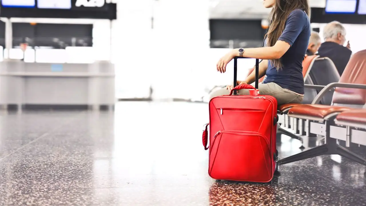 Ragazza con trolley in aeroporto