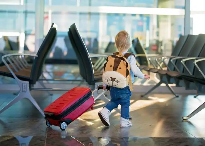 Bambino con trolley in aeroporto