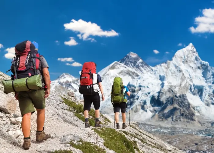 Alpinisti ai piedi del Monte Everest