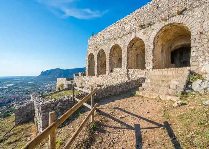 Tempio di Giove Anxur con Terracina sullo sfondo