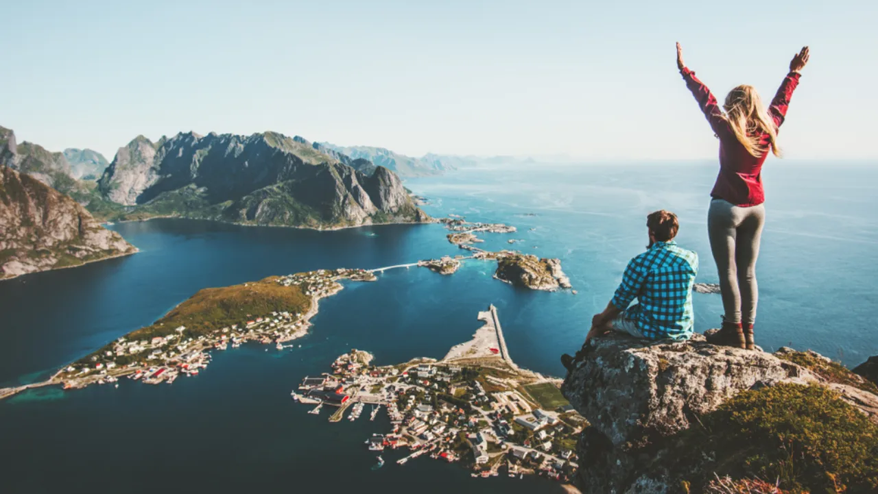 Preferenze di viaggio 2025 - una coppia guarda il panorama sul mare