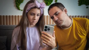 Cos'è il "Chat control", la proposta europea per controllare le conversazioni online