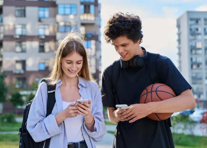 Ragazzi che usano lo smartphone