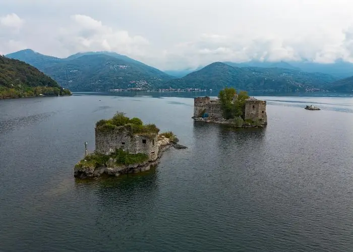 I Castelli di Cannero emergono dal Lago Maggiore