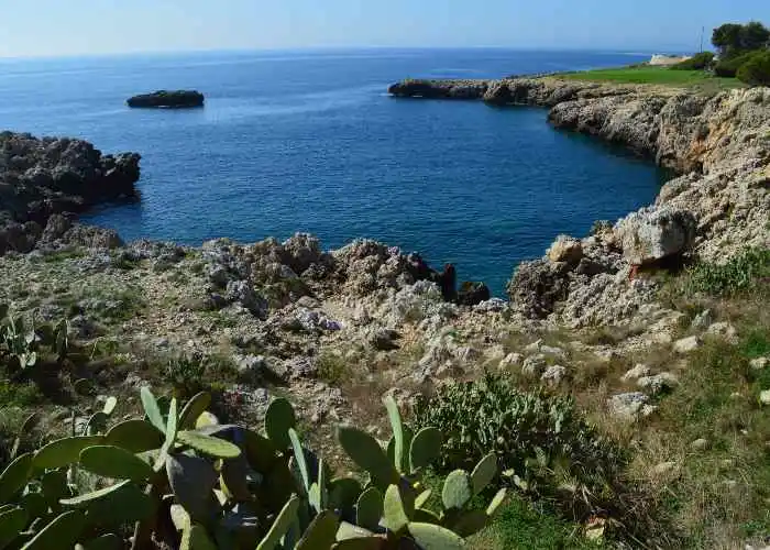 Scavando nella roccia della costa di Santa Caterina furono ricavate delle stanze da bagno per dame
