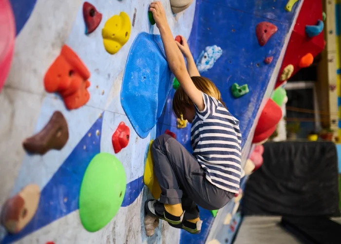 Un bambino prova ad arrampicare