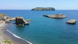 È una delle più piccole isole Pontine, ma è selvaggia e nasconde una meraviglia architettonica