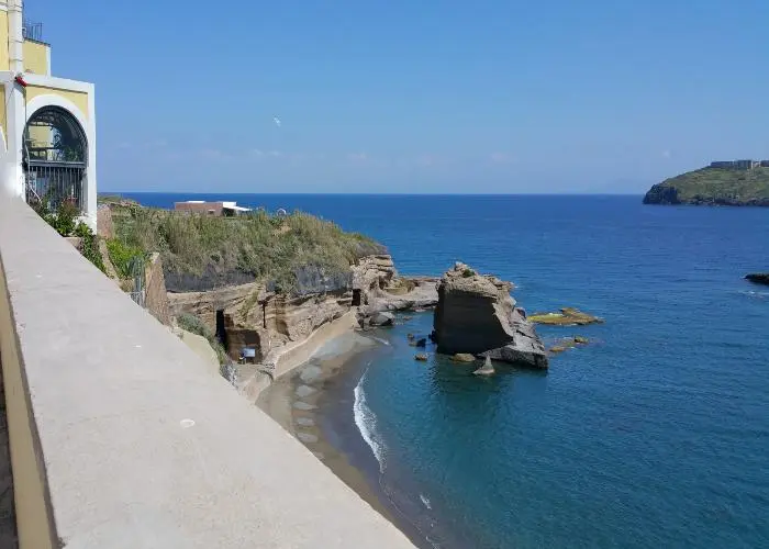 Spiaggia di Ventotene, sullo sfondo l'Isola di Santo Stefano