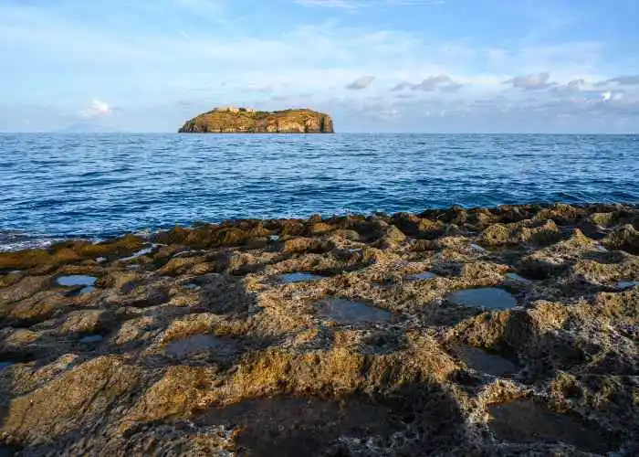 Il carcere dell'Isola di Santo Stefano si intravede da Ventotene