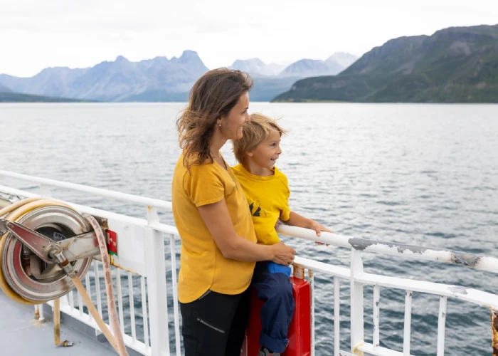 Madre e figlio in nave