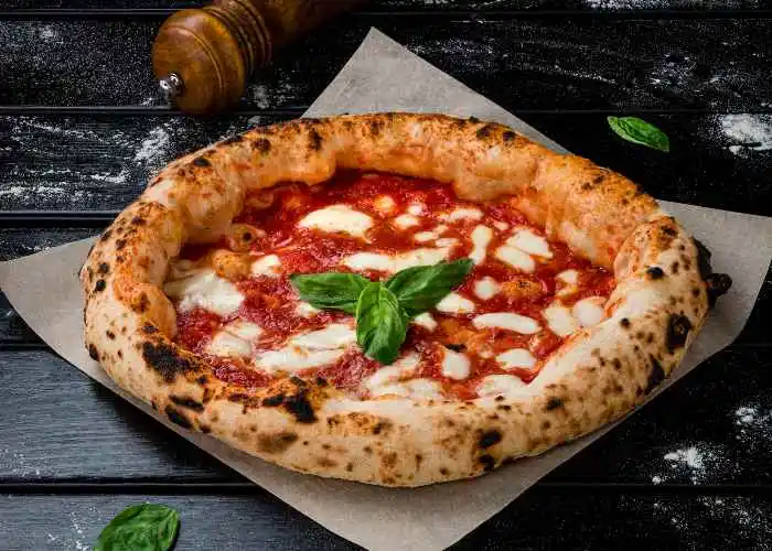 Una tipica pizza Margherita a Napoli: ecco i 5 posti migliori per mangiarla in città