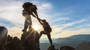 Perché salutarsi in montagna è un'abitudine diffusa e utile