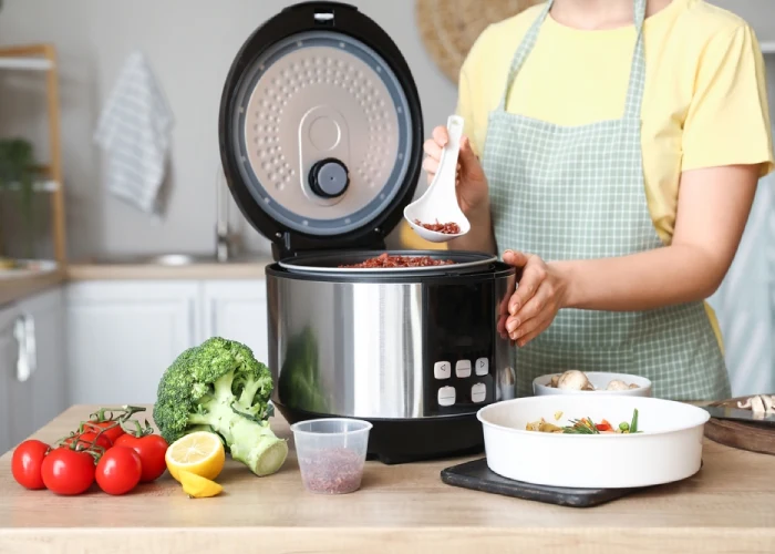 Una donna che cucina