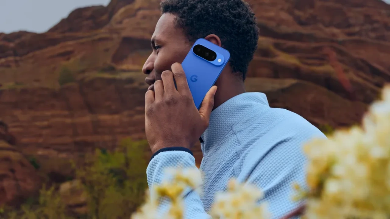 Uomo che parla al telefono con Google Pixel 10